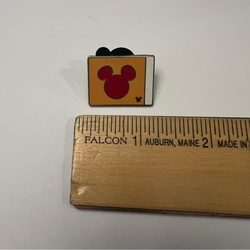 Disney Pin Trading 2010 Hidden Mickey Resort Icons Yacht Club WDW - Picture 3 of 4